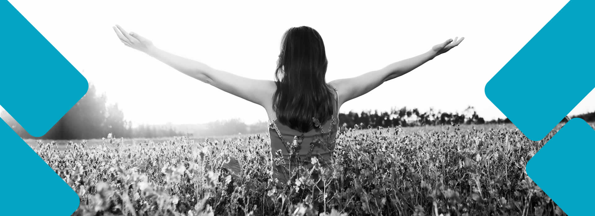 Immagine di donna con le braccia aperte in segno di Libertà